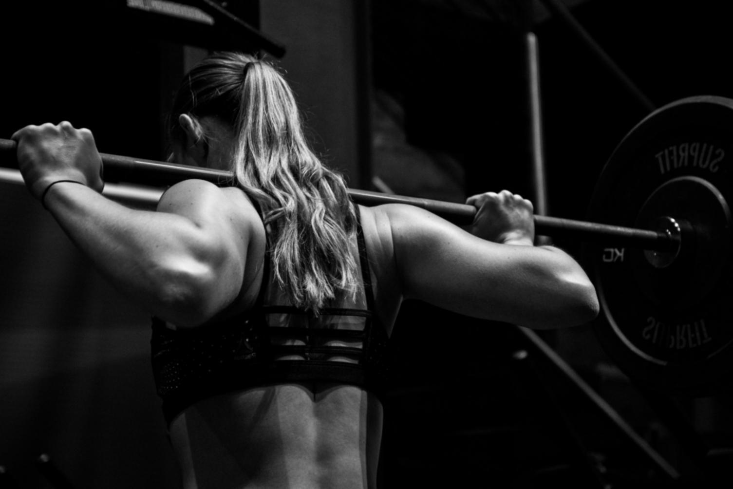 Espacio de entrenamiento en hogar preparado con equipo básico en sala pequeña